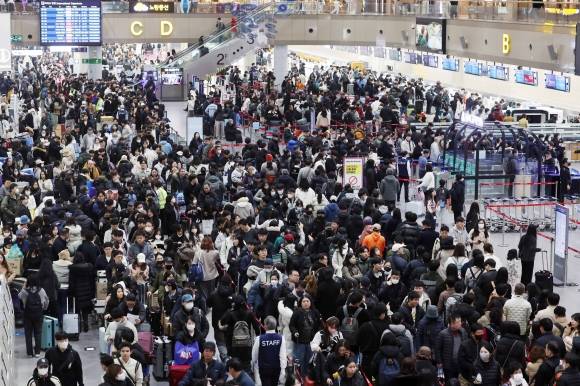 설 연휴, 해외로 해외로 - 23일 부산 강서구 김해국제공항 국제선 출국장에서 설 연휴를 이용해 해외여행을 떠나는 여행객들이 길게 줄을 선 채 출국수속을 거치고 있다. 24일부터 다음 달 2일까지 열흘간 김해공항에서 15만 8000명이 국제선 항공편을 이용하는 등 전국 국제공항을 통해 총 134만 295명이 출국할 것으로 전망됐다. 부산 뉴시스
