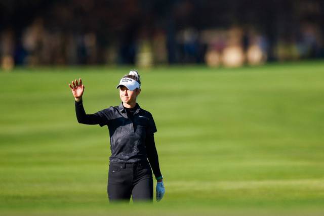 갤러리에게 인사하는 넬리 코르다. 사진 제공=AFP연합뉴스