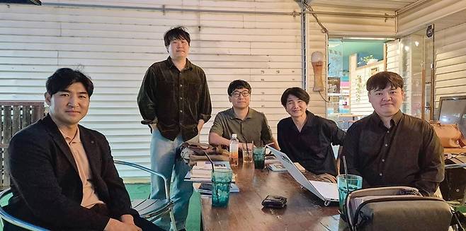 시인 황종권, 문학평론가 문종필, 변방의 작가 정훈교, 여행작가 변종모, 문학전문기자 이민우(왼쪽부터).[사진=더스쿠프 Lab. 리터러시]