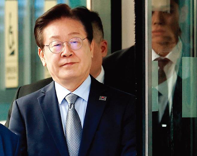 지난해 11월 15일 더불어민주당 이재명 대표가 서울 서초구 서울중앙지법에서 나오고 있다. 이날 1심 선고 공판에서 이 대표는 징역 1년에 집행유예 2년을 선고받았다. [뉴스1]