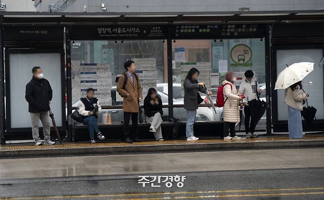 지난해 3월 강서구 염창동 버스정류장에서 출근길 시민들이 버스를 기다리고 있다. 정지윤 선임기자