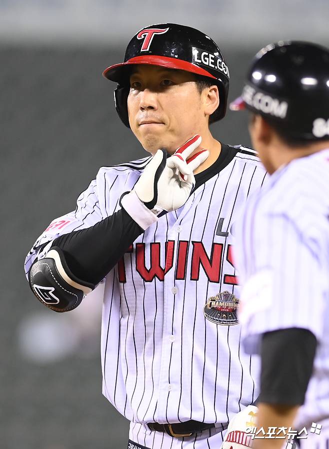 LG 외야수 김현수(왼쪽)는 새롭게 개선된 ABS에 관한 자기 생각을 밝혔다. 좀 더 개선돼 타자 개개인의 타격폼을 반영하길 원했다. 엑스포츠뉴스 DB