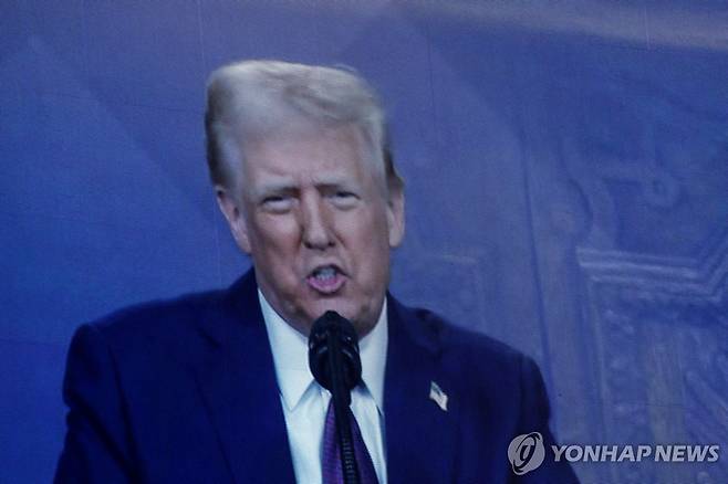 화상으로 다보스포럼 연설하는 트럼프 (워싱턴 로이터=연합뉴스) 도널드 트럼프 미국 대통령이 23일(현지시간) 스위스 다보스에서 열린 세계경제포럼(WEF)에서 화상으로 연설하고 있다. 2025.1.23