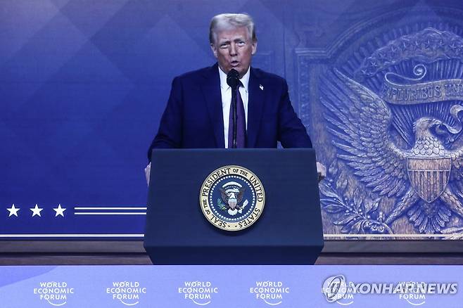 화상으로 다보스포럼 연설하는 트럼프 (워싱턴 로이터=연합뉴스) 도널드 트럼프 미국 대통령이 23일(현지시간) 스위스 다보스에서 열린 세계경제포럼(WEF)에서 화상으로 연설하고 있다. 2025.1.23