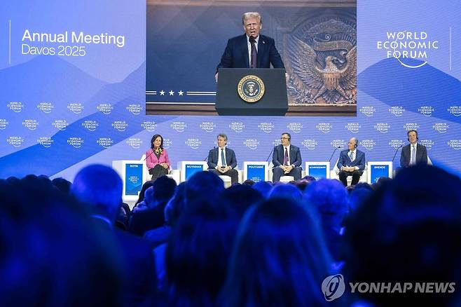 다보스 포럼서 화상 연설하는 트럼프 [다보스 AFP=연합뉴스. 재판매 및 DB 금지]