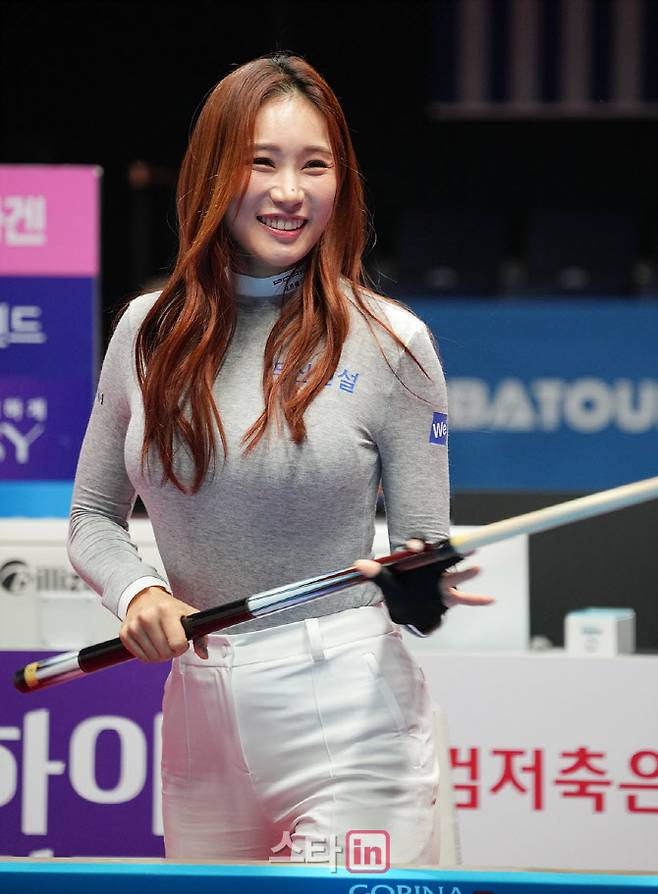 프로골퍼 유현주가 웰컴저축은행 PBA-LPBA 챔피언십 시타 연습에서 3쿠션에 성공한 뒤 환하게 웃고 있다. (사진=이데일리 골프in 조원범 기자)