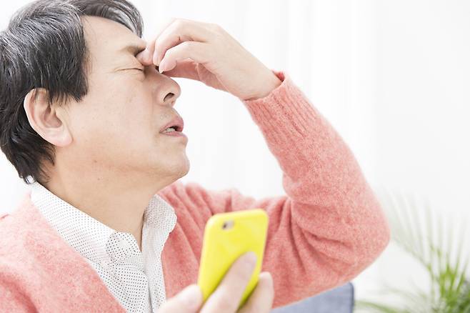 한 자세로 눈의 초점 조절을 장시간 유지하면 과부하가 걸리기 마련이다. [사진=게티이미지뱅크]
