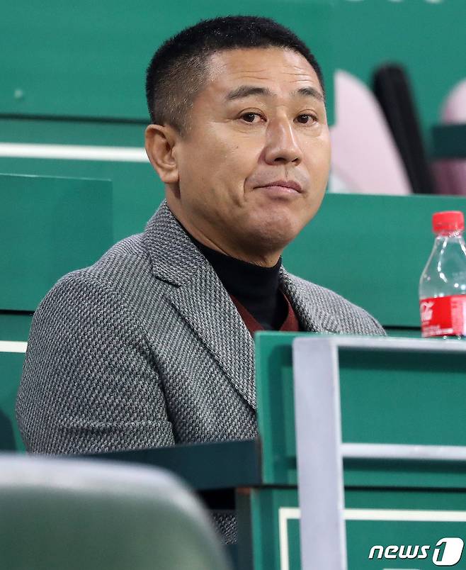 1일 오후 인천시 미추홀구 SSG 랜더스필드에서 열리는 프로야구 '2022 신한은행 SOL KBO 포스트시즌' 한국시리즈 1차전 키움 히어로즈와 SSG 랜더스의 경기를 앞두고 박정태 전 코치가 경기장을 찾아 관전하고 있다. 2022.11.1/뉴스1 ⓒ News1 김진환 기자