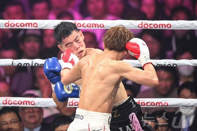 김예준(위쪽)이 이노우에에게 가로막혀 복싱 4대 기구 통합 슈퍼밴텀급 챔피언 등극이 좌절됐다. ⓒ AFP=뉴스1