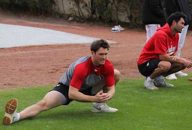 SSG 외국인 투수 드류 앤더슨(왼쪽)과 미치 화이트가 24일 스프링캠프지 재키 로빈슨 트레이닝 콤플렉스에 합류했다. 사진 | SSG 랜더스