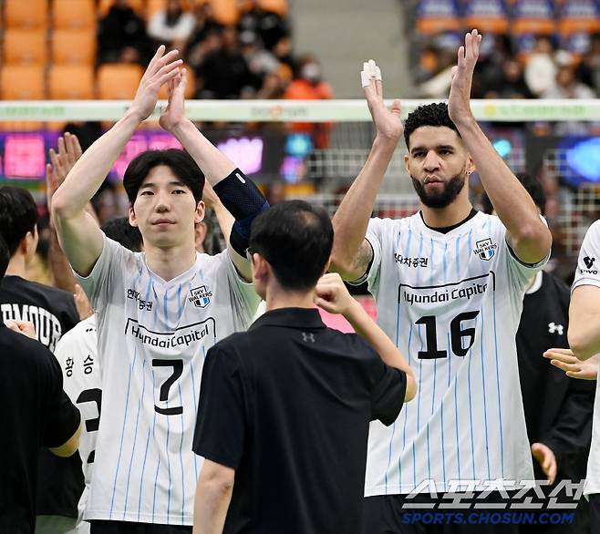24일 수원실내체육관에서 열린 V리그 남자부 한국전력과 현대캐피탈의 경기, 현대캐피탈이 3대0으로 승리했다. 팬들에게 인사를 전하는 레오와 허수봉의 모습. 수원=허상욱 기자 wook@sportschosun.com/2025.01.24/