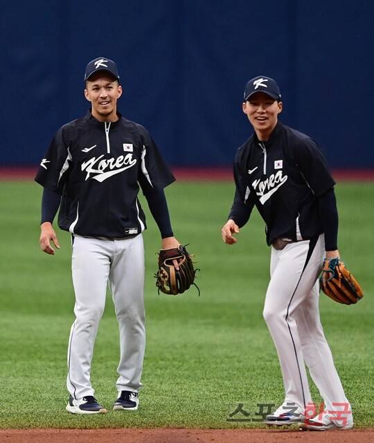 토미 에드먼(왼쪽)·김혜성. ⓒ스포츠코리아