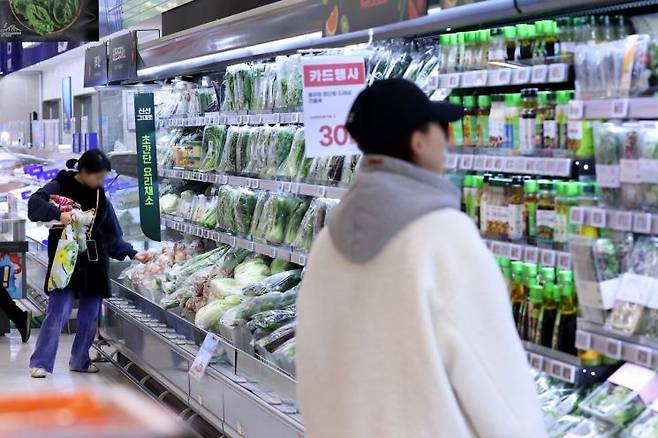 서울 시내 한 대형마트에서 시민들이 장을 보고 있다. 연합뉴스