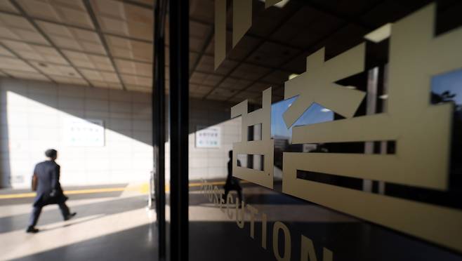 24일 오전 서울 서초구 서울중앙지방검찰청 입구.고위공직자범죄수사처(공수처)로 부터 윤석열 대통령 내란혐의 사건을 이첩 받은 검찰은 윤 대통령에 대한 구속기한 연장 신청이 불허되자 25일 새벽 다시 신청했다./뉴시스