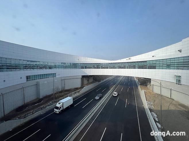 처인휴게소 2층 푸드코트에서 볼 수 있는 고속도로 전망