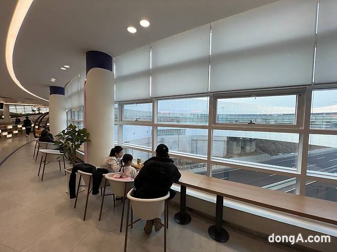 처인휴게소 2층 푸드코트 창가 테이블