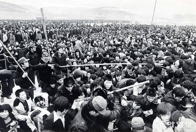 구정 귀성 차표 예매. 강남고속버스터미널/ 1978년 1월 31일 동아일보DB