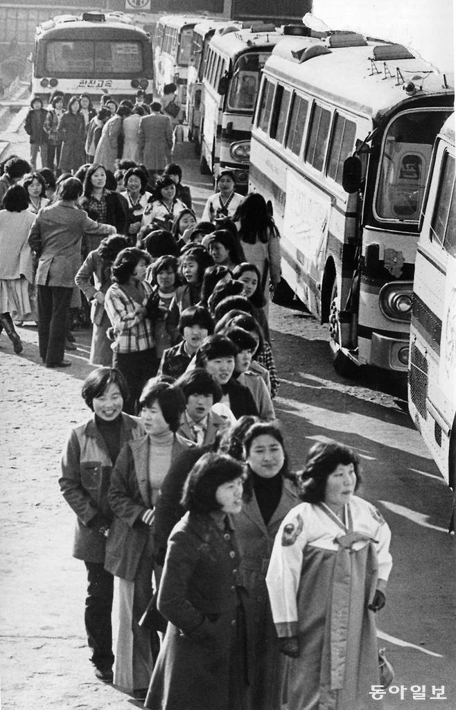 구로공단 여성근로자들이 설빔을 미리 차려입고 구정 귀성 차편에 오르고 있다/ 1980년 2월 14일 동아일보  DB
