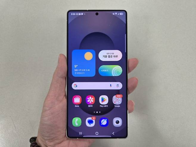 갤럭시 S25 울트라를 들고 있는 모습. 사진=구자윤 기자