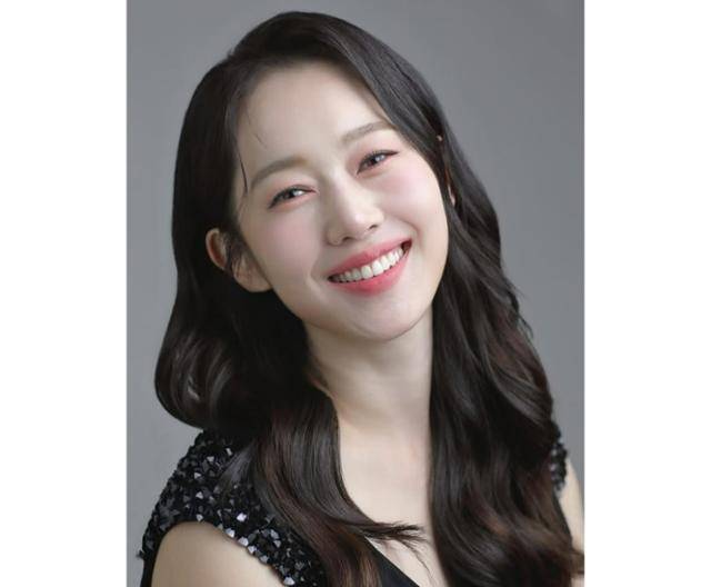 올해 19년차 아나운서이자 만으로 40세인 엄지인은 현재 '아침마당' '생로병사의 비밀' '사장님귀는 당나귀귀'까지 총 3개의 프로그램에 출연하고 있다. 엄지인 SNS