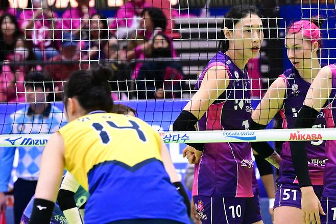 4라운드 1세트 공격 성공률이 저조한 김연경. 사진=한국배구연맹