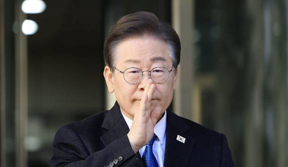 이재명 더불어민주당 대표가 지난해 3월 서초구 서울중앙지방법원에서 열린 공직선거법 위반 1심 속행 공판에 출석하기에 앞서 입장을 밝히기 위해 지지자를 향해 조용히 해줄 것을 요청하고 있다. [사진=연합뉴스]