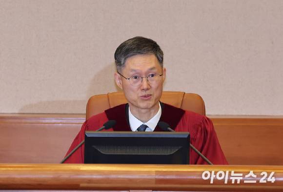 문형배 헌법재판소장 권한대행이 지난 14일 서울 종로구 헌법재판소에서 열린 윤석열 대통령 탄핵심판 사건 첫 변론기일에서 발언하고 있다. [사진=곽영래 기자]