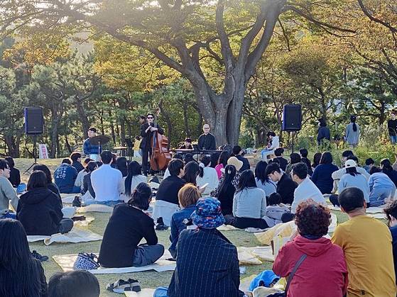 옛 부산시장 관사인 '도모헌' 정원에서 재즈 공연이 열리고 있다. 사진 부산시