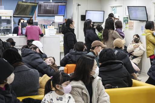 독감 확산세가 지속하는 가운데 한 어린이 병원이 환자들과 부모로 가득하다. 임형택 기자