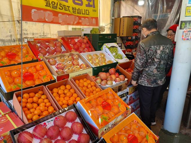 영등포청과물시장에서 시장 상인이 감을 판매하고 있다.   김동운 기자