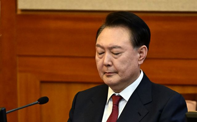 윤석열 대통령이 23일 서울 종로구 헌법재판소에서 열린 탄핵심판 4차 변론에 출석해 생각에 잠겨 있다. 공동취재단