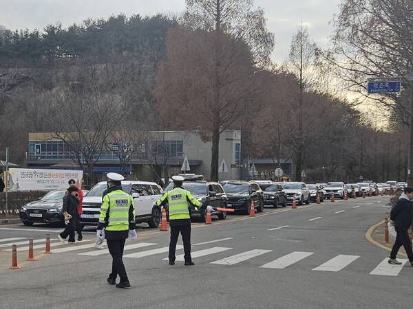 25일 인천 부평구 부평동 인천가족공원을 가기 위한 차들이 줄지어 멈춰서있다. 박귀빈기자
