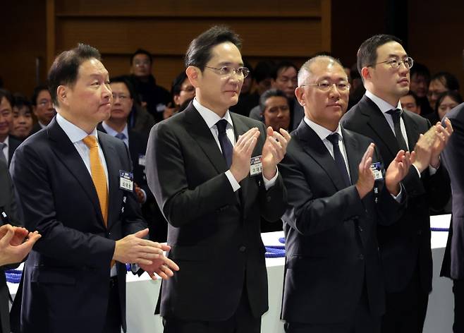 지난 3일 서울 대한상공회의소에서 열린 경제계 신년인사회에 참석한 최태원 대한상의 회장(SK 회장, 왼쪽부터), 이재용 삼성전자 회장, 정의선 현대차 회장, 구광모 LG 회장./ 사진=대통령실통신사진기자단