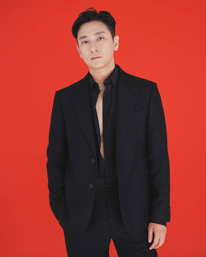 넷플릭스 시리즈 ‘중증외상센터’에서 천재 외과의사 백강혁을 연기한 배우 주지훈은 인터뷰에서 거침없는 입담을 선보였다. [넷플릭스 제공]