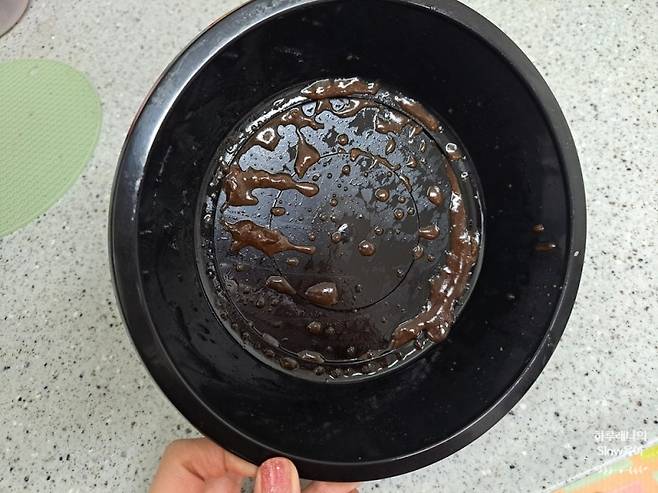 검은색 배달 음식 용기.[X(구 트위터) 갈무리]