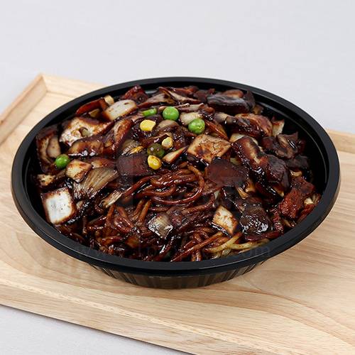 검정 플라스틱에 담긴 짜장면.[쿠팡이츠 배달 페이지 갈무리]