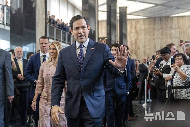 [워싱턴=AP/뉴시스] 마코 루비오 신임 미국 국무장관이 지난 21일(현지 시간) 워싱턴 국무부청사에 도착해 직원들과 인사하고 있다. 2025.01.25.