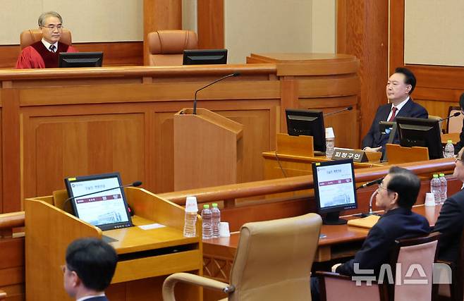 [서울=뉴시스] 사진공동취재단 = 윤석열 대통령이 지난 23일 오후 서울 종로구 헌법재판소 대심판정에서 열린 탄핵심판 4차 변론기일에 출석해 있다. 왼쪽 빈 좌석은 증인석. 2025.01.23. photo@newsis.com