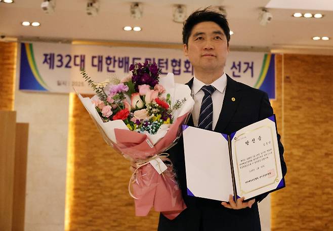 배드민턴 올림픽 금메달리스트 김동문 원광대 교수가 23일 대전에서 열린 제32대 대한배드민턴협회 회장 선거에서 당선된 뒤 기념 촬영을 하고 있다. 연합뉴스