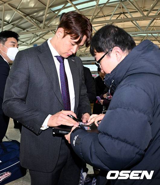 [OSEN=인천공항, 지형준 기자] 두산 베어스 선수단이 24일 오후 인천국제공항을 통해 전지훈련지인 호주 시드니로 출국했다.두산은 44명의 선수단과 함께 호주 시드니와 일본 미야자키에서 스프링캠프 담금질에 돌입한다.투수&nbsp;22명,&nbsp;포수&nbsp;4명,&nbsp;내야수&nbsp;9명,&nbsp;외야수&nbsp;9명이 참가하며 신인 중에서는&nbsp;1라운드 지명자 내야수 박준순과&nbsp;3라운드 지명자 투수 홍민규가 이름을 올렸다. 아울러 지난해 11월 롯데와의 트레이드로 합류한 외야수 김민석과 추재현도 스프링캠프에서 본격 눈도장을 받는다.두산 김재환 팬에게 사인을 해주고 있다. 2025.01.24 / jpnews@osen.co.kr