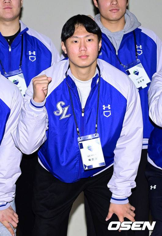[OSEN=대전, 김성락 기자] 7일 오전 대전 유성구 DCC 대전컨벤션센터 ‘2025 KBO 신인 오리엔테이션’ 행사가 열렸다.신인 오리엔테이션은 2025 시즌 KBO 리그에 첫발을 내딛을 10개 구단 소속 신인선수와 육성선수 등 총 130여 명의 선수를 대상으로 이뤄진다.삼성 배찬승이 포즈를 취하고 있다. 2025.01.07 / ksl0919@osen.co.kr