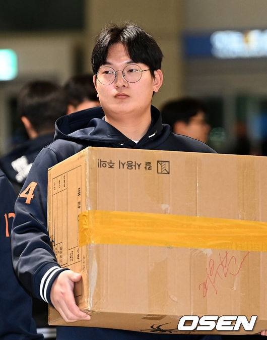 [OSEN=인천공항, 최규한 기자] 프로야구 한화 이글스가 22일 오전 호주 멜버른에서 열리는 스프링캠프를 위해 인천공항을 통해 출국했다. 1차 스프링캠프가 차려진 호주 멜버른으로 떠나는 한화는 김경문 감독을 비롯한 코칭스태프 9명, 트레이닝코치 6명, 선수 45명 등 총 61명 대규모로 꾸려졌다. 한화 김서현이 출국을 준비하고 있다. 2025.01.22 / dreamer@osen.co.kr