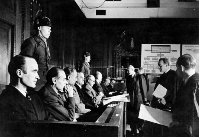 ▲ 나치 전범기업 크루프를 단죄한 뉘른베르크 재판에서 피고석에 앉은 임원들(1947년 12월22일). ⓒ위키미디어