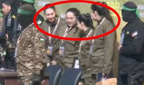 현지시간으로 25일 납치 477일 만에 하마스에게서 석방되는 이스라엘 여군 4명의 모습. 로이터 연합뉴스