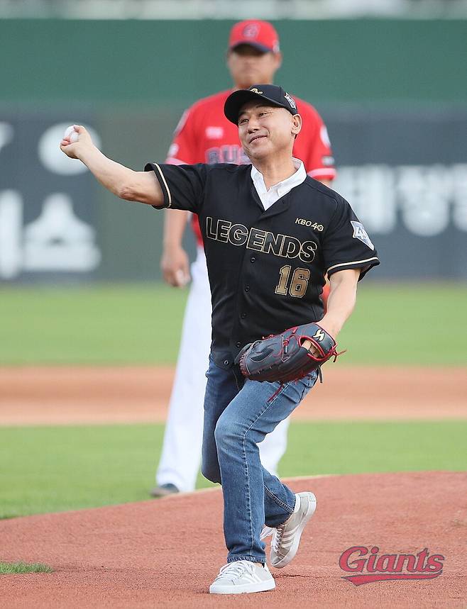 ▲ 박정태 SSG 퓨처스 감독은 1991~1992년 2루수 부문 골든글러브를 수상했고 1996년에 이어 1998~1999년에도 골든글러브를 거머쥐면서 야구 인생 최고의 황금기를 맞았다. 특히 1999년에는 지금도 단일시즌 최다 기록으로 남아있는 31경기 연속 안타 행진을 펼치며 역사의 주인공이 됐고 플레이오프에서 삼성과 최종전까지 가는 처절한 사투 끝에 한국시리즈 진출에 성공, 부산 야구 팬들의 \'영웅\'이 됐다. ⓒ롯데 자이언츠