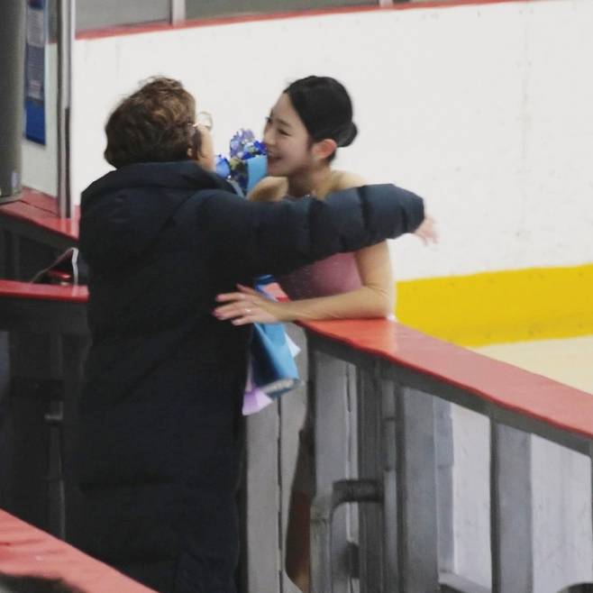 최다빈이 신혜숙 코치와 포옹하고 있다. ⓒ최다빈