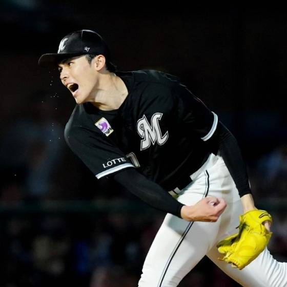 지바 롯데 시절 사사키의 투구 모습.  /사진=사사키 SNS 캡처