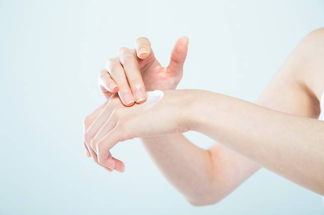 핸드크림에는 시어버터, 글리세린 등 유분과 함께 수분 증발을 막는 피막제 성분이 들어있다. [사진=게티이미지뱅크]