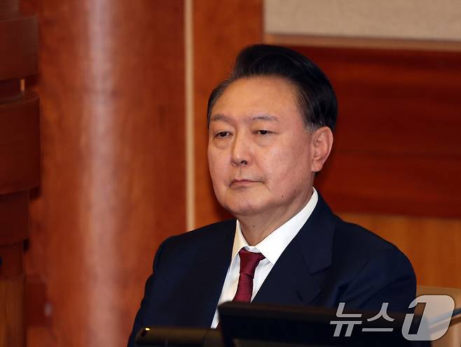 윤석열 대통령이 지난 23일 오후 서울 종로구 헌법재판소에서 열린 탄핵심판 4차 변론기일에 출석해 있는 모습. 2025.1.23/뉴스1 ⓒ News1 사진공동취재단