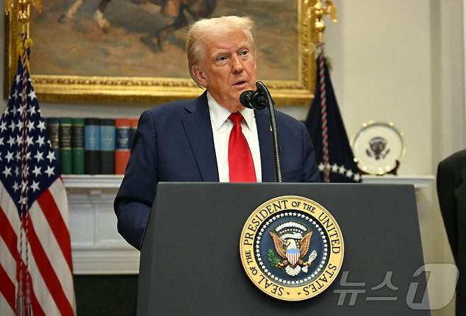 도널드 트럼프 미국 대통령이 21일(현지시간) 워싱턴 백악관에서 손정의 소프트뱅크 회장, 래리 엘리슨 오라클 회장, 샘 올트먼 오픈AI CEO가 배석한 기자회견서 “AI 인프라에 오픈AI와 소프트뱅크, 오라클 등이 최소 5000억 달러(약 718조원)를 투자하는 ‘스타게이트’ 프로젝트에 착수한다”고 밝히고 있다. 2025.01.22 ⓒ AFP=뉴스1 ⓒ News1 우동명 기자